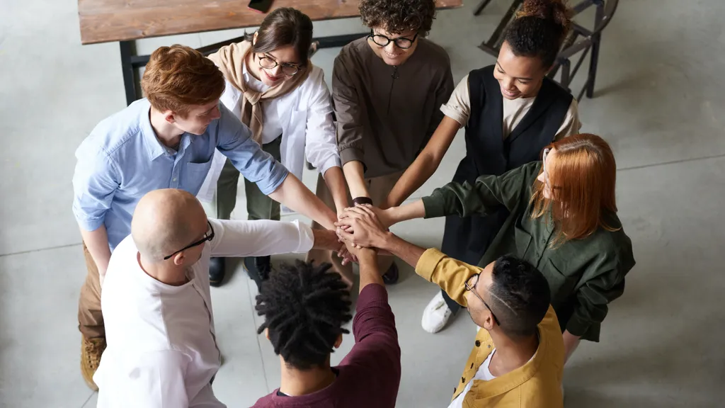 Equipo de Recursos Humanos analizando indicadores de talento